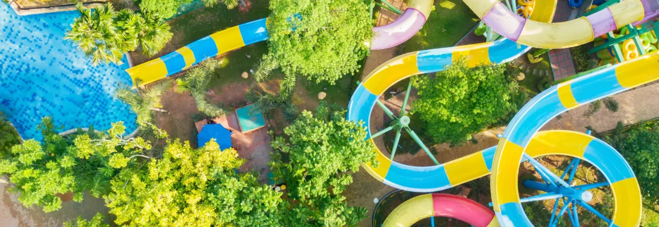 Luftaufnahme eines Wasserparks mit farbenfroher Wasserrutsche und Pool