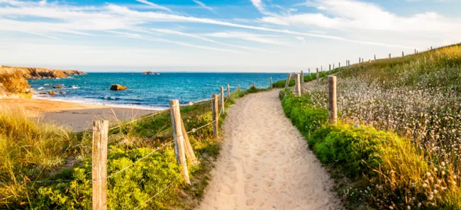 Sandiger Weg an den Strand in Quiberon, Bretagne, Frankreich