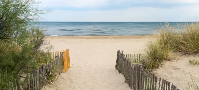 Sandstrand mit Blick auf das Meer