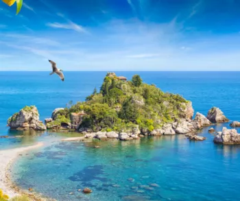 Kleine Insel umgeben von türkisblauem Meer bei Taormina auf Sizilien