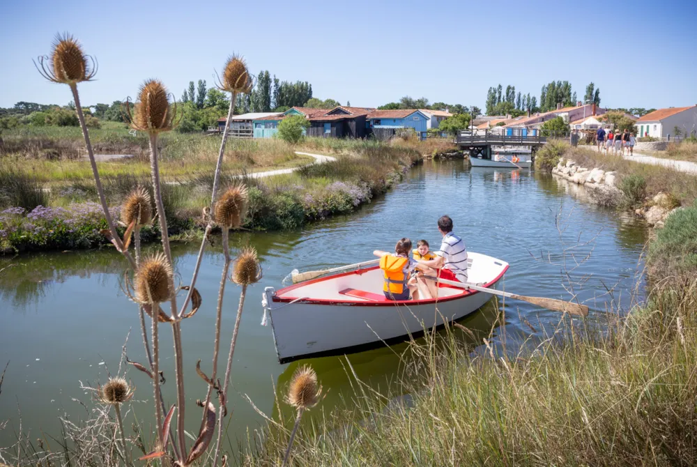 Familie im Kanu auf dem Kanal von Saint Trojan les Bains