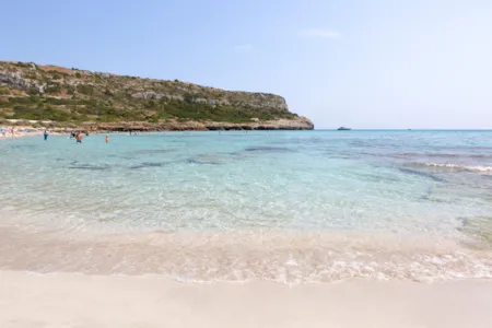 Badende in einer Bucht auf Menorca
