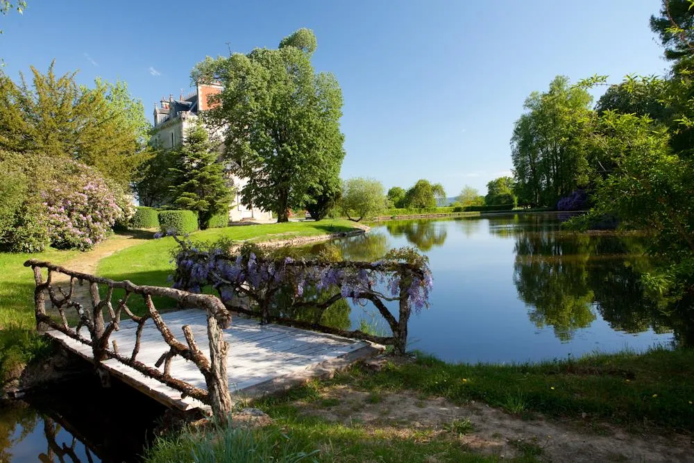 Schlosspark mit See und idyllischer Brücke