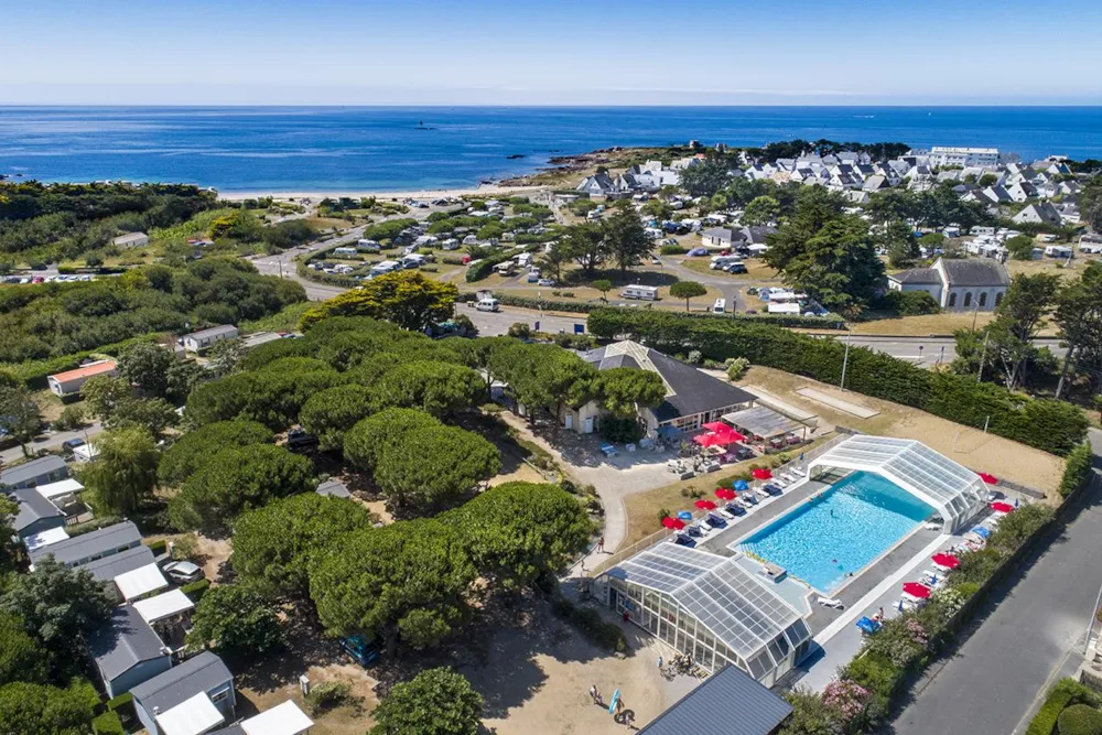 Luftaufnahme des Campingplatzes mit Pool an der Küste von Quiberon