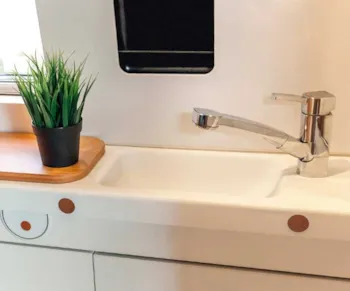Blick in ein Camping-Privatsanitär