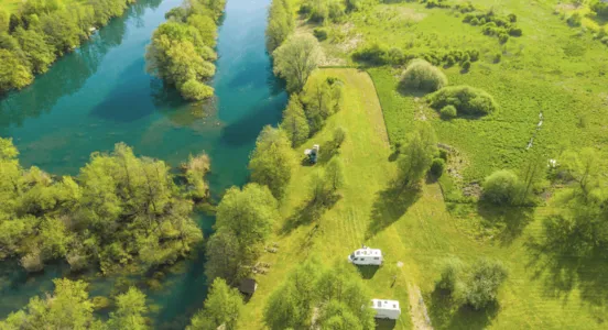 Camping bord de rivière - CampingDirect - Image n°1