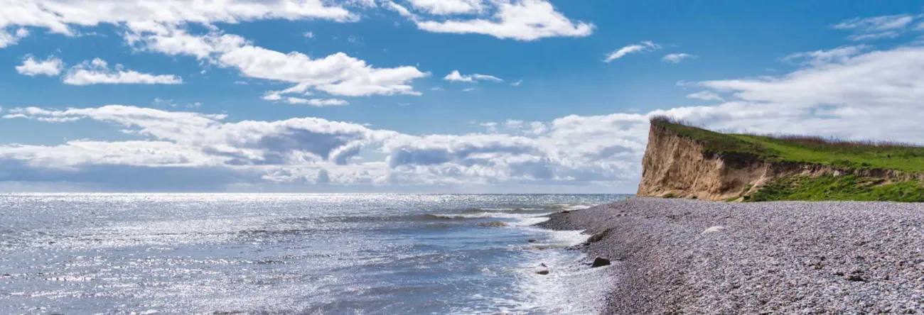 Strand mit Klippen auf der dänischen Insel Langeland in Süddänemark