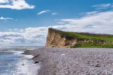 Strand mit Klippen auf der dänischen Insel Langeland in Süddänemark