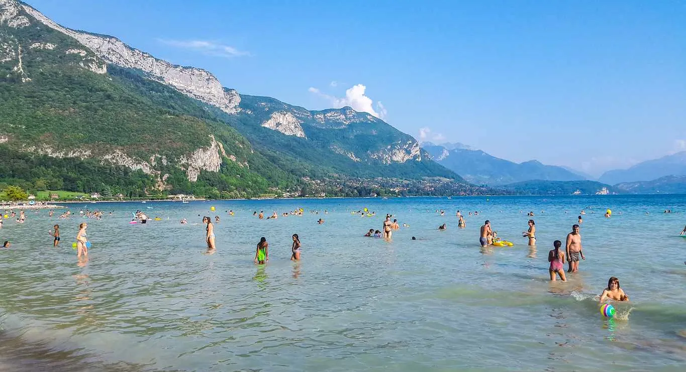 Visser droog Duwen Camping aan het meer van Annecy : Haute-Savoie (Frankrijk)