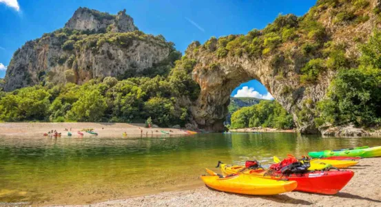 Camping aan de oever van de Ardèche - CampingDirect - Afbeelding n°1