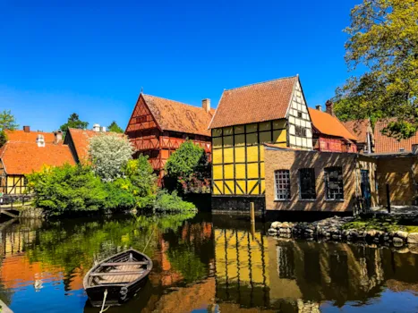 Schöne Häuser an einem Fluss in Aarhus, Dänemark – Den Gamle Par
