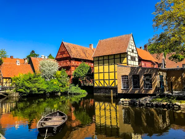 Schöne Häuser an einem Fluss in Aarhus, Dänemark – Den Gamle Par