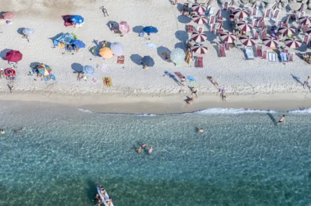 Strand von Zambrone in Kalabrien von oben aus gesehen