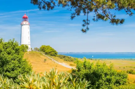 Landschaftsaufnahme rund um den Leuchtturm auf der Insel Hiddensee an der Ostsee
