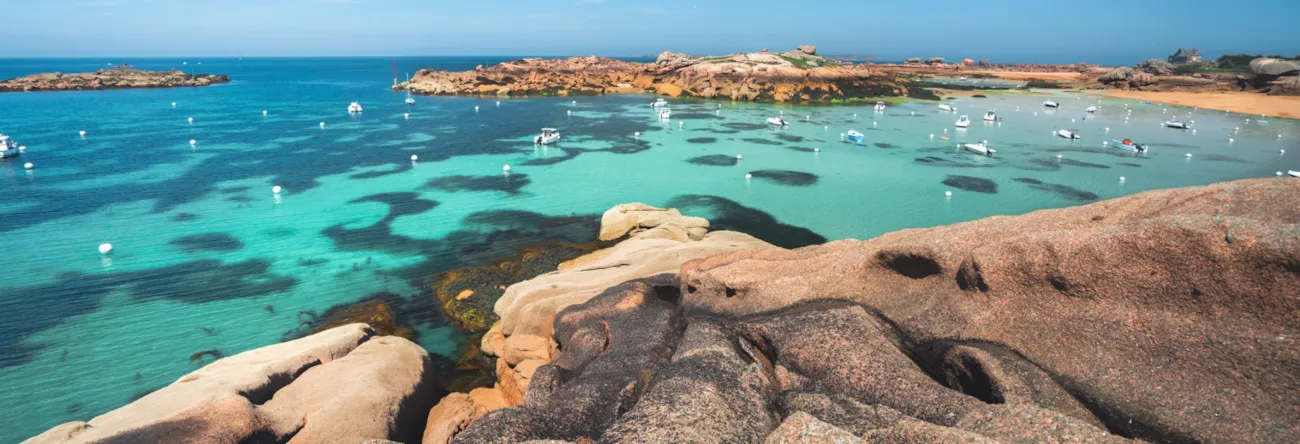 Küstenabschnitt der rosa Granitküste in der Bretagne