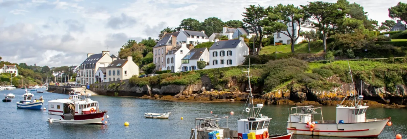 Häuser und Hafen von Clohars-Carnoët in Finistère in der Bretagne