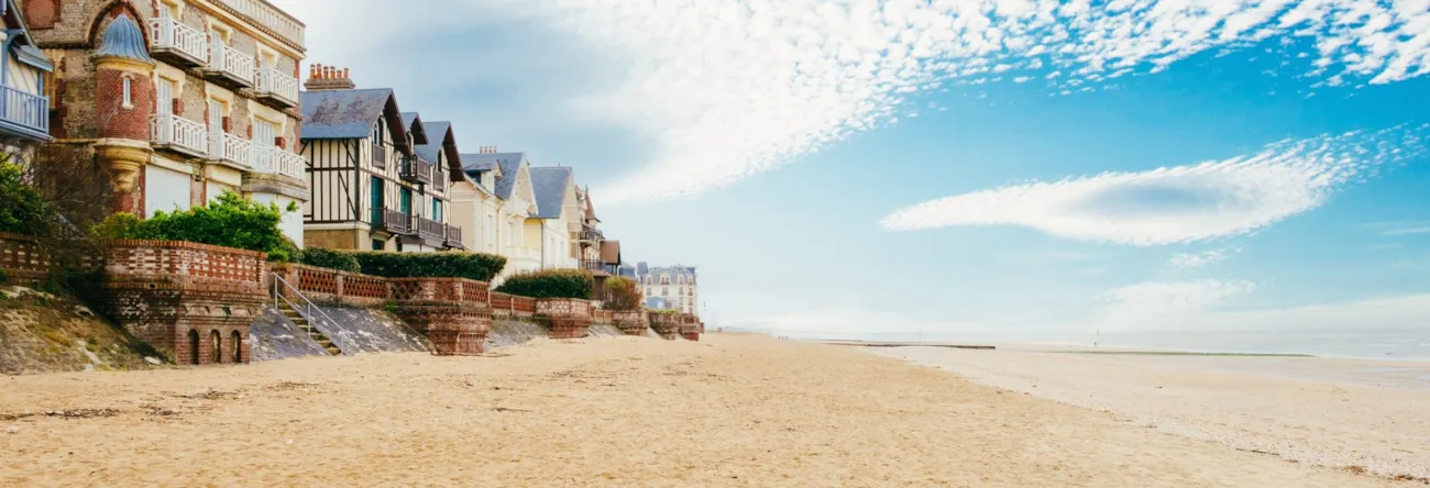 Strandabschnitt in Houlgate an der Atlantikküste der Normandie