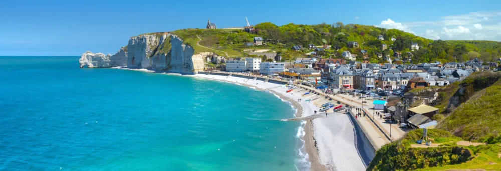 Blick auf Strand und Felsen von Etretat in der Normandie