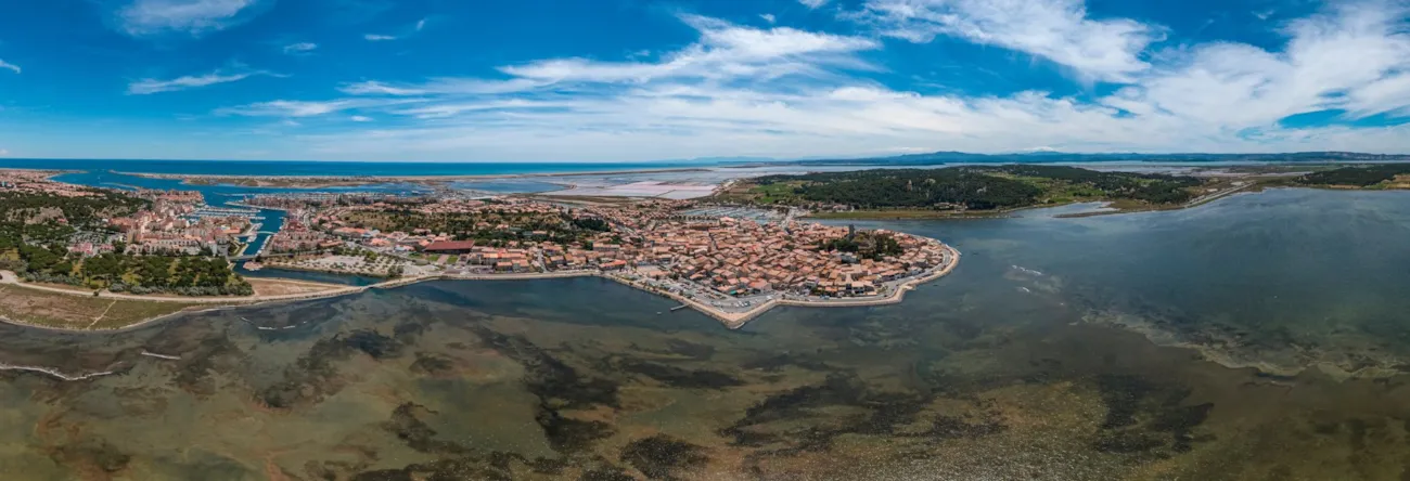 Luftaufnahme des Badeortes Gruissan am Mittelmeer in Aude in Okzitanien