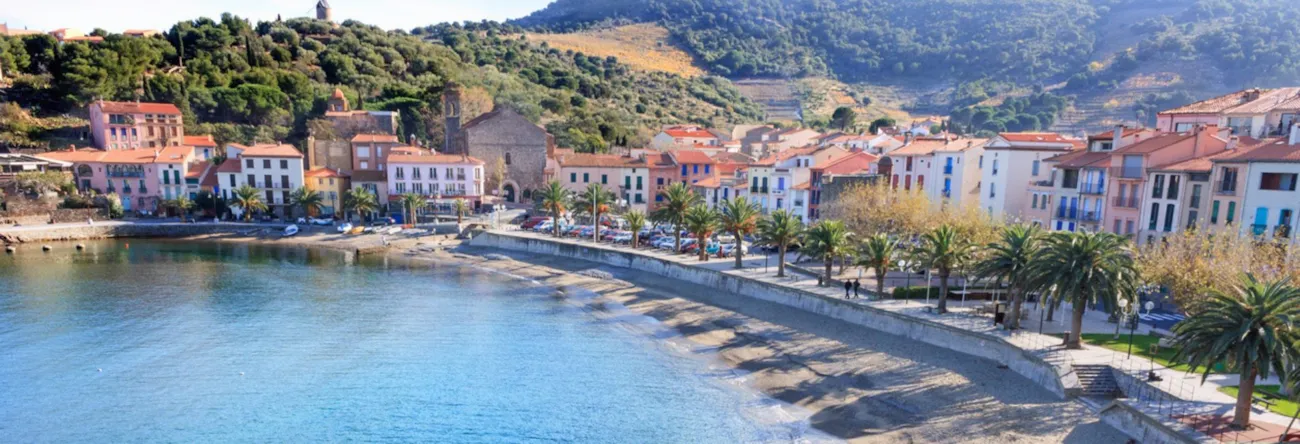 Blick auf den Stadtstrand des Badeortes Collioure am Mittelmeer in den Pyrénées-Orientales in Okzitanien