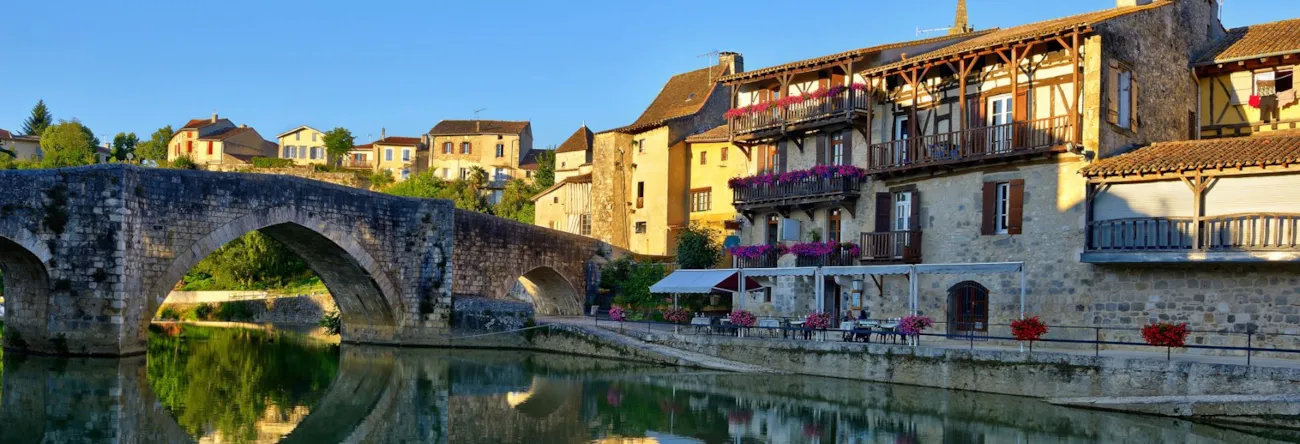 Blick auf den Ort Nérac am Fluss in Lot-et-Garonne in Neu-Aquitanien