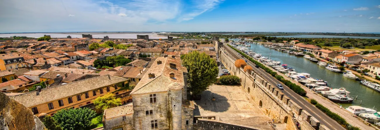 Blick auf die mittelalterliche Festung von Aigues Mortes am Mittelmeer