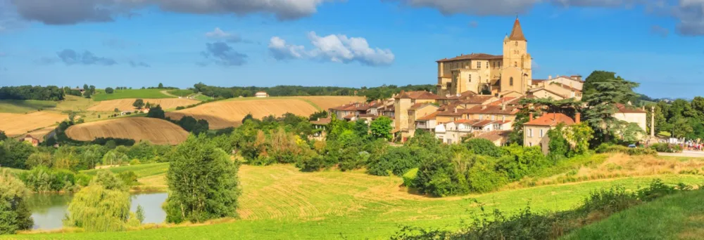 Dorf in typischer hügeliger und fruchtbarer Landschaft des Gers