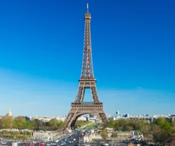 Blick auf den Eiffel Turm in Paris