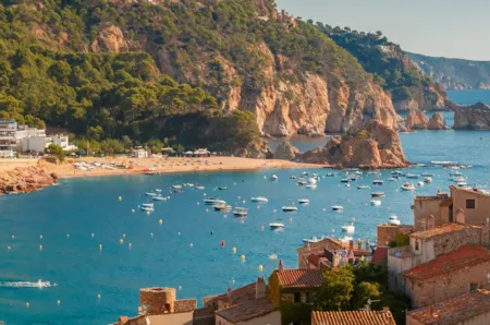 Luftbild der Bucht von Tossa de Mar an der Costa Brava, Katalonien, Spanien
