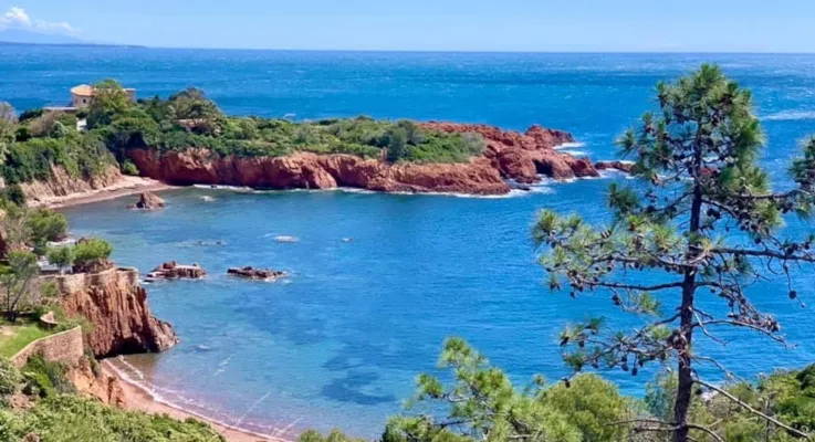 Sur la plage : le Camping Agay Soleil au bord de la Méditerranée - CampingDirect