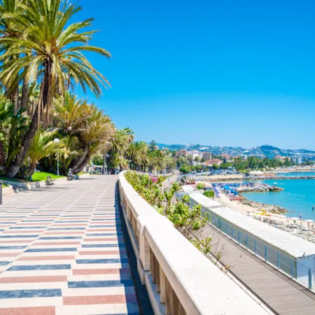 Blick auf Strandpromenade in Ligurien am Meer, Italien