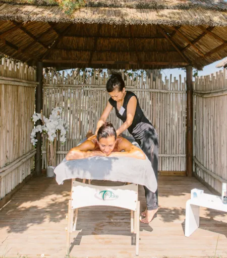 Wellnessruimte op een camping met een massage in de open lucht onder een strohut - Naturisme.fr
