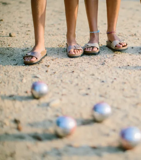 Partie de pétanque dans un camping naturiste - Naturisme.fr