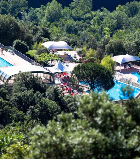 Het zwemparadijs van een camping, omgeven door groen - Naturisme.fr