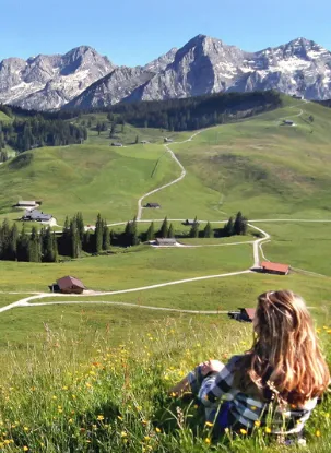 Blick über die Almenwelt Lofer zu den Felsriesen der Loferer Steinberge