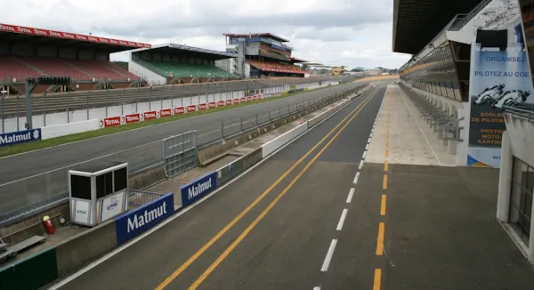 Vivez l'excitation du pont de mai : Le Grand Prix de moto au Mans !