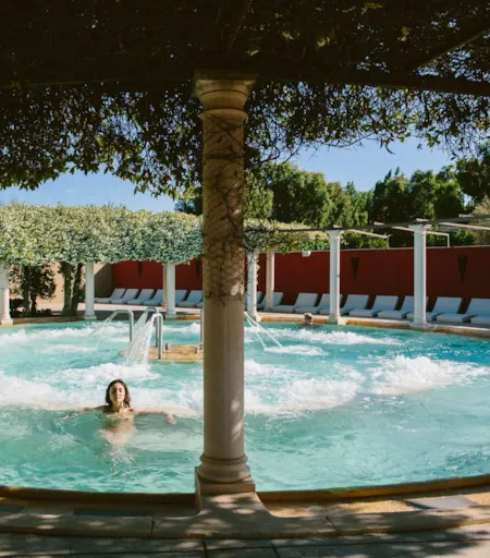 Femme profitant d'un bain à remous en plein air - Naturisme.fr