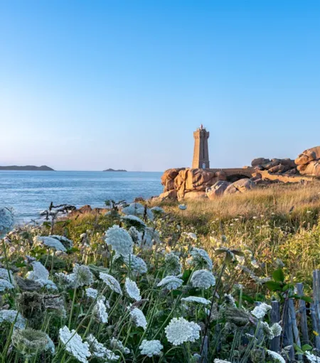 Phare sur la côte rocheuse en bord de mer - Naturisme.fr