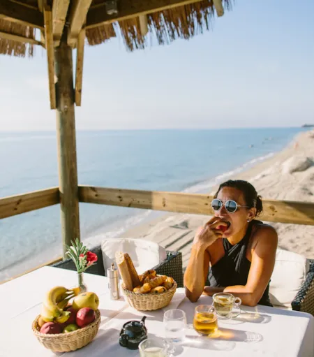 Petit-déjeuner avec vue sur la mer - Naturisme.fr