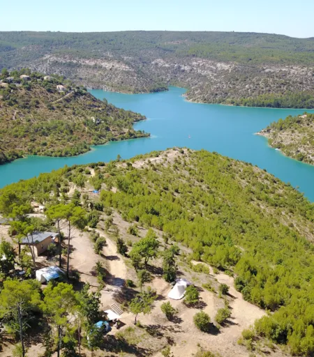 Luchtfoto van een naturistencamping aan een meer - Naturisme.fr