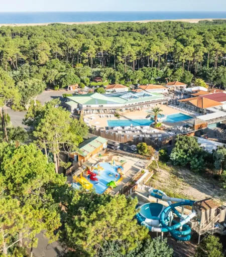 Vue d'ensemble d'un camping avec parc aquatique - Naturisme.fr