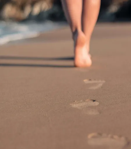 Voetafdrukken in het zand aan zee - Naturisme.fr