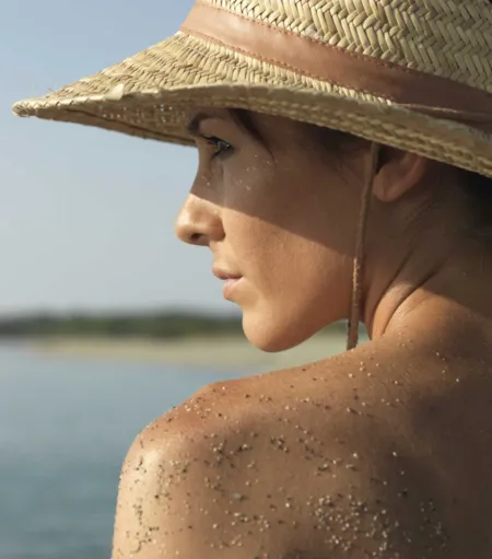 Portrait de profil d'une femme face à la mer - Naturisme.fr