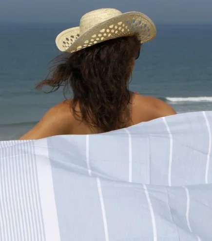 Vacancière admirant la mer depuis un camping en bord de plage - Naturisme.fr