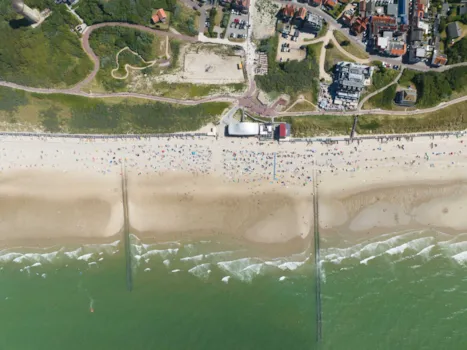 Domburg, Zeeland, Luftaufnahme des Strandes und der Stadt. Wasserturm an der Nordsee. Niederlande.