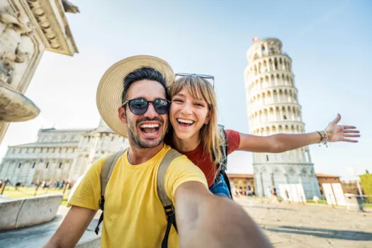 Glückliches Päarchen beim Selfie vor dem berühmten Schiefen Turm und der Kathedrale von Pisa