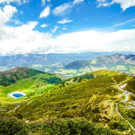 Landschap bij de Wiedersberger Horn in het Alpbachtal. Uitzicht op de natuur, de bergen en de Zillertaler Alpen bij Alpbach in Oostenrijk. | Camping Direct