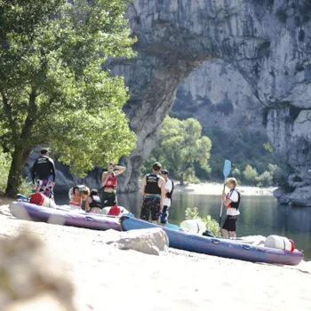 Een groep bereid zich voor om te gaan kanoën bij de natuurlijk brugboog Pont d'Arc in de Ardèche | Camping Direct