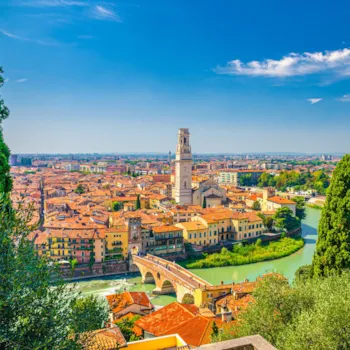 Luftaufnahme des historischen Stadtzentrums von Verona mit der Ponte Pietra Brücke über den Fluss Etsch