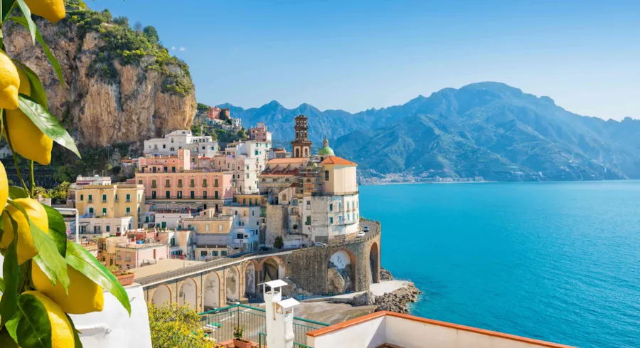 Uitzicht op de helderblauwe zee en het dorpje Amalfi tegen de bergrots opgebouwd | Camping Direct